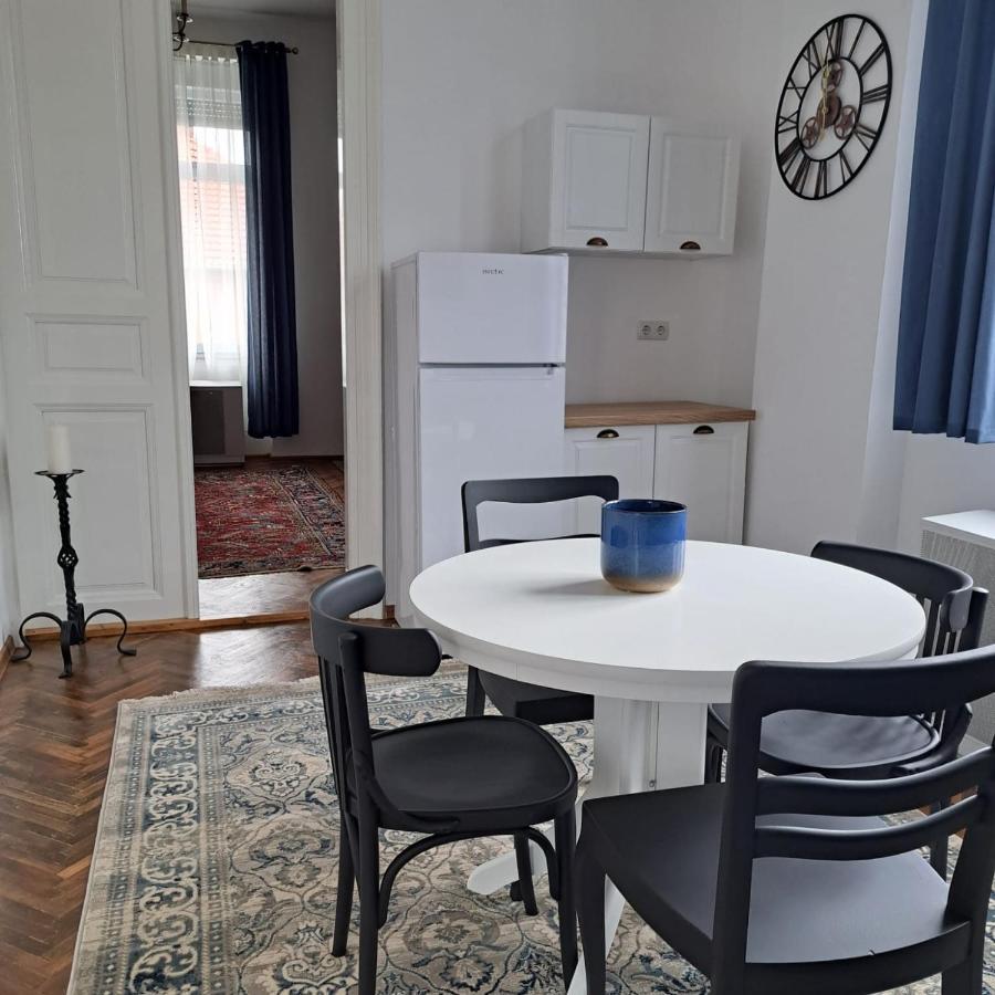Weisz Apartment-City Center-Free Private Parking,Wifi,Ac คารีย์ ภายนอก รูปภาพ