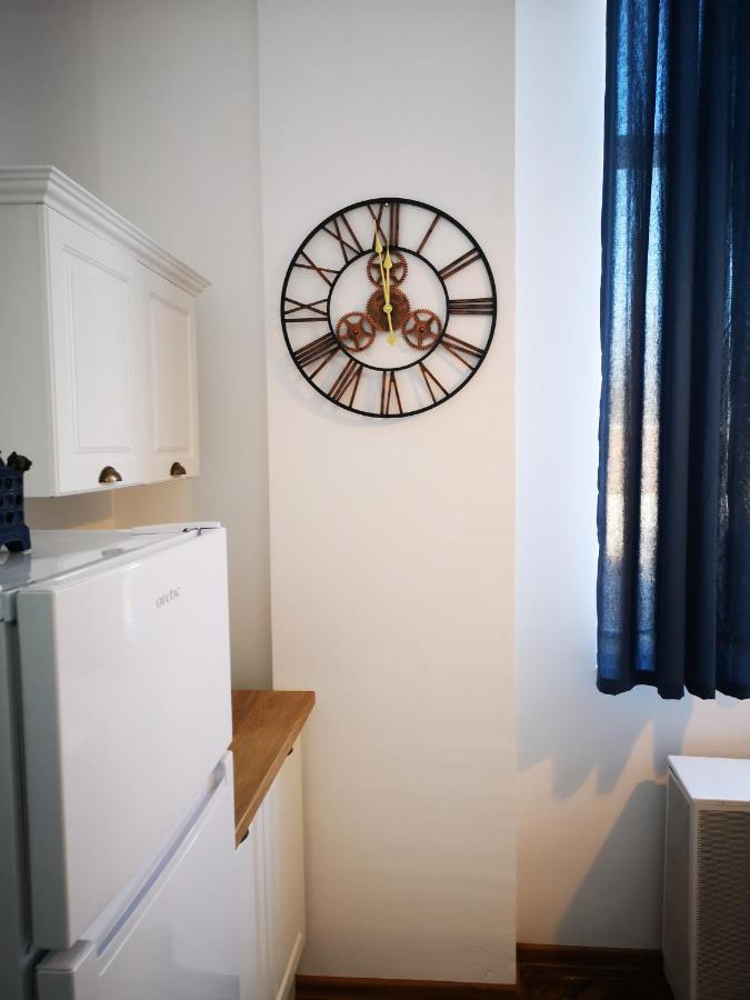 Weisz Apartment-City Center-Free Private Parking,Wifi,Ac คารีย์ ภายนอก รูปภาพ